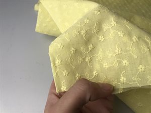 Broderie anglaise - klar gul med flot blomstermotiv